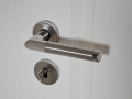 Detalles de cerrajería en puertas de interior