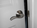 Detalles de cerrajería en puertas de interior